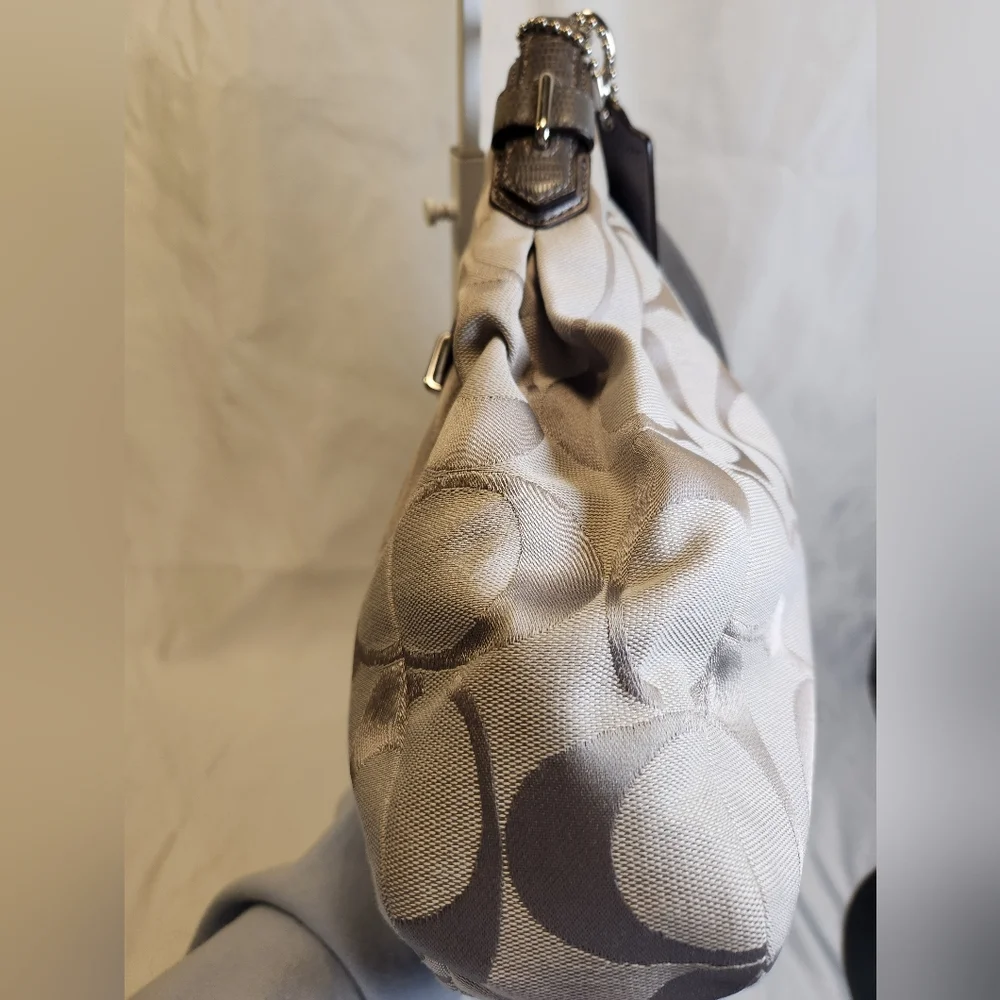 Coach Chelsea Ashlyn Hobo in Gray Signature Jacquard Canvas And Leather Trim